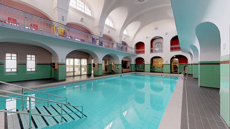 wunderschönes Jugendstilbad im Stadtbad Gotha, 2-etagig mit Empore und gewölbter Decke im Stil der 20er Jahre.