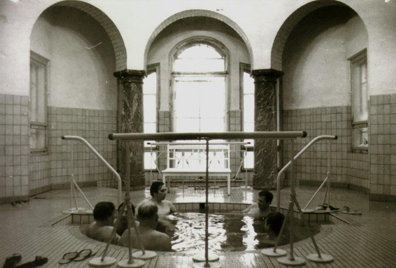 Sicht auf den Historischen Duschraum im Stadtbad Gotha 1980er Jahre