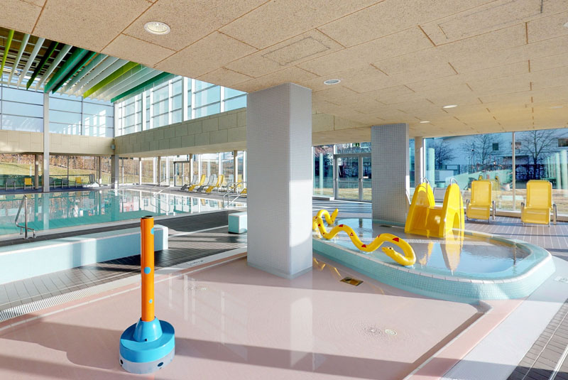 Sicht auf Wasserpilz, die gelbe Rutsche und Wasserschlange im Stadtbad Gotha