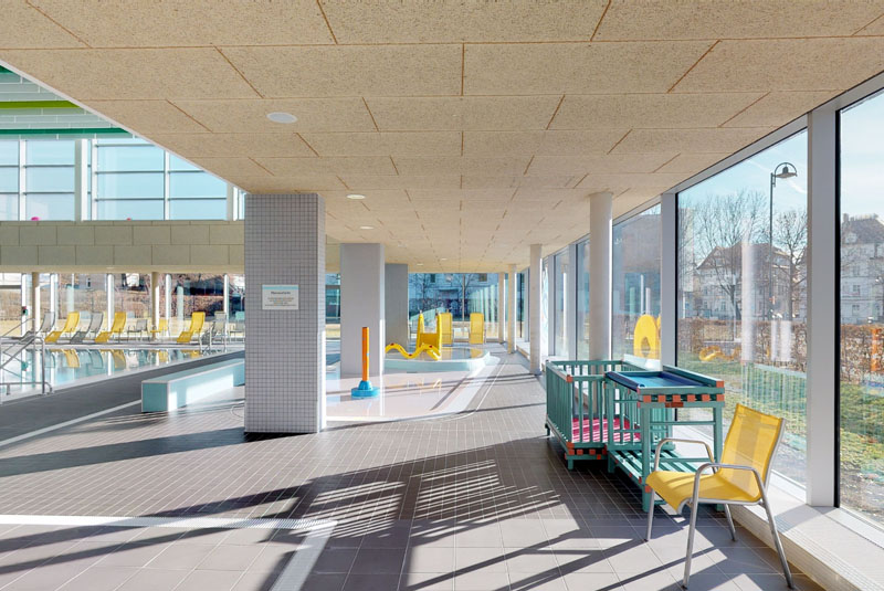 Sicht auf das Planschbecken mit Schlange, Rutsche und Wasserpilz im Stadtbad Gotha