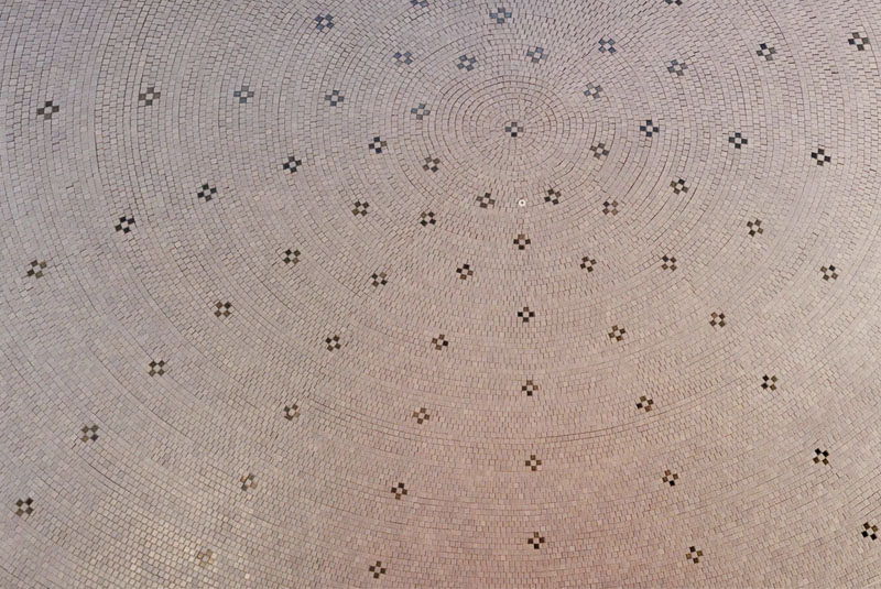 Sicht auf die wunderschöne Kuppeldecke aus kleinen Mosaiksteinchen im Tepidarium Stadtbad Gotha