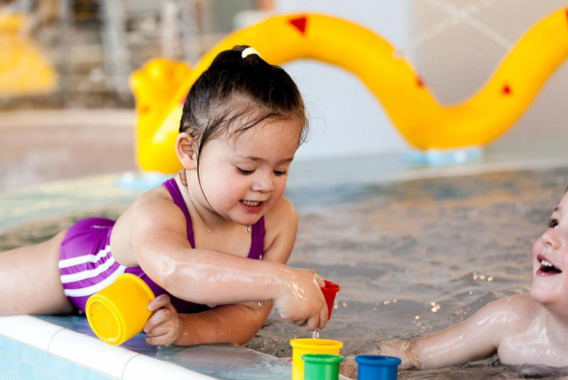 Spiel und Spaß mit Wasserspielzeug für die Kleinen Badegäste. Kleinkinder beim Spielen im Stadtbad Gotha