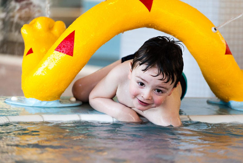 Kleinkinder beim Erkunden des Planschbecken im Stadtbad Gotha.