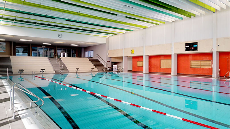 Blick auf die Tribüne im Stadtbad Gotha mit Sportbecken im Vordergrund