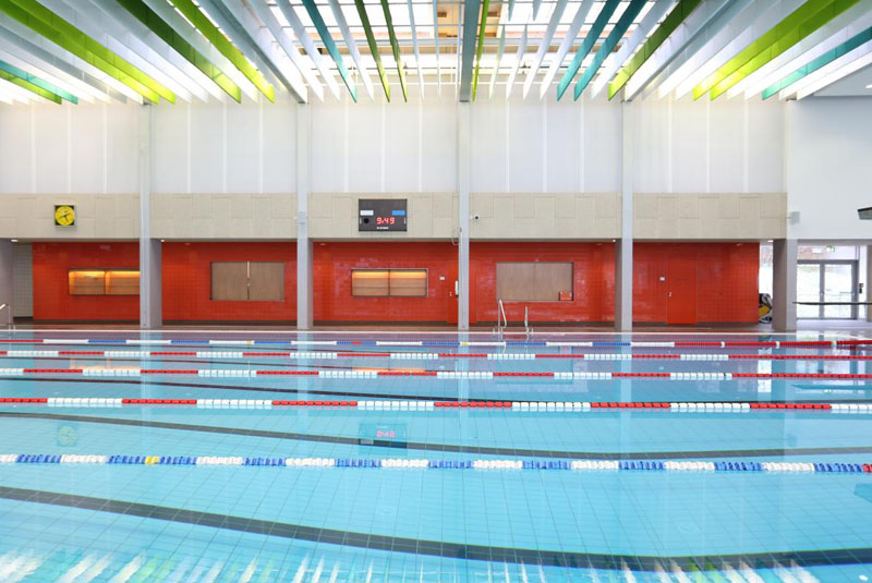Sicht auf das Schwimmbecken mit den gezogenen Bahnen Stadtbad Gotha